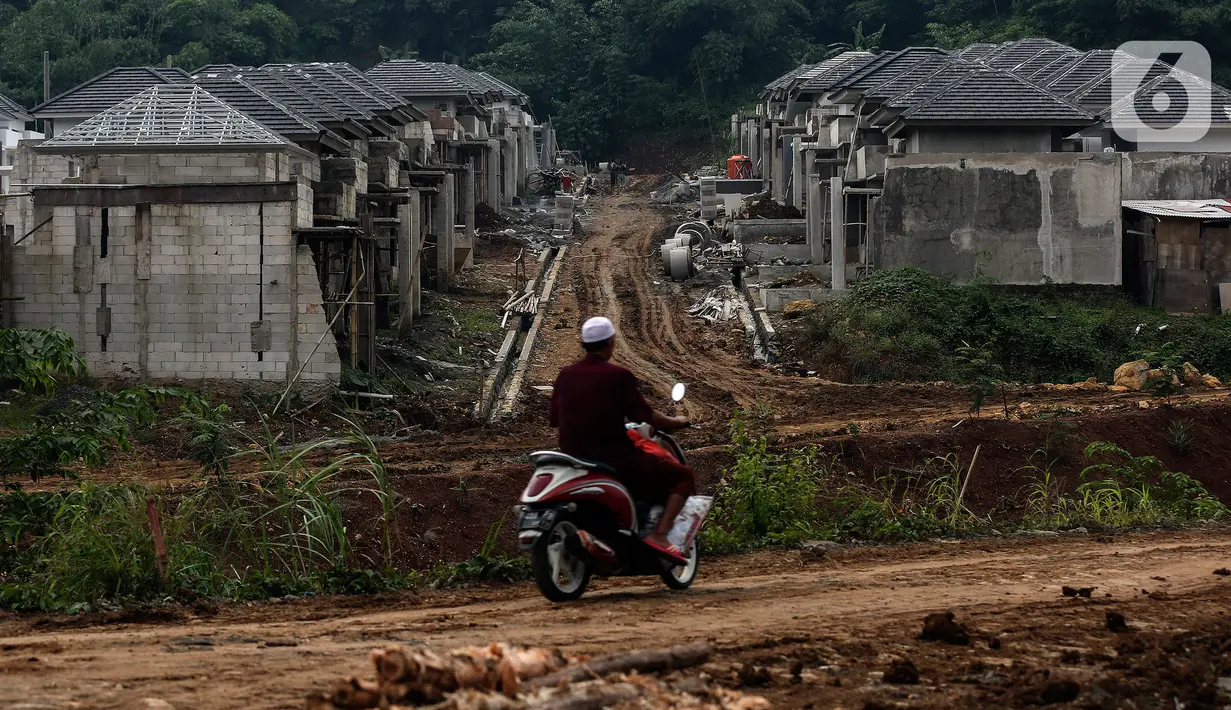 Pekerja menyelesaikan pembangunan rumah bersubsidi di Ciseeng, Bogor, Jawa Barat, Rabu (16/2/2021). PT Bank Tabungan Negara (Persero) Tbk. meyakini tahun ini menjadi tahun pemulihan bagi sektor properti khususnya rumah tapak. (Liputan6.com/Johan Tallo)