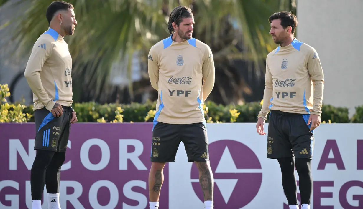 Menyusul absennya sejumlah pemain karena menjalani hukuman larangan bermain, pelatih timnas Argentina Lionel Scaloni diprediksi bakal melakukan rotasi pemain. (LUIS ROBAYO/AFP)