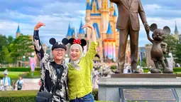 Banyak tempat populer yang didatangi Danang dan Hemas saat di Jepang. Salah satunya Disneyland Tokyo Jepang. Mereka tampak menggemaskan dengan topi Mickey dan Minnie Mouse. Meski keduanya punya profesi yang berbeda dalam bekerja, namun tetap saling mendukung satu sama lain. (Liputan6.com/IG/@hemasnura)