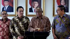 Plt Ketua KPK Taufiquerachman Ruki (kedua kanan) melakukan konferensi pers bersama Ketua DPD RI Irman Gusman (kedua kiri) seusai menggelar pertemuan tertutup di Komplek Parlemen Senayan, Jakarta, Jumat (27/3/2015). (Liputan6.com/Andrian M Tunay)