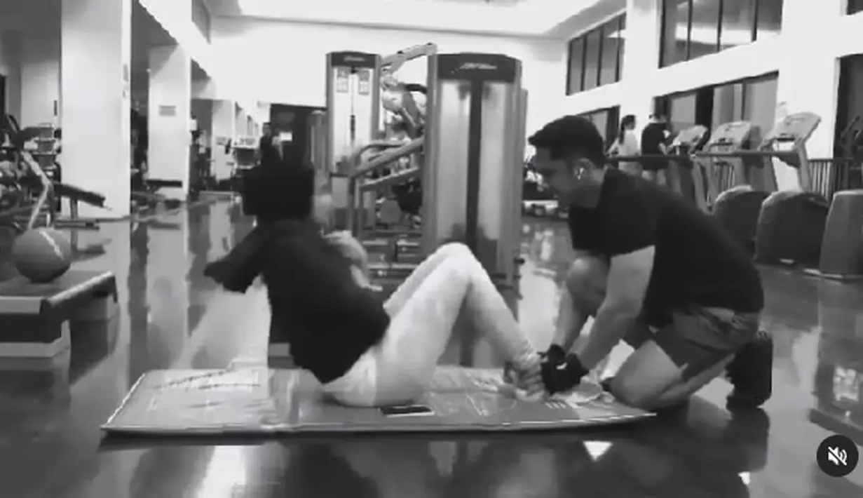Hengky Kurniawan memegangi kaki Sonya Fatmala yang tengah melakukan sit up agar perutnya kembali rata. (Foto: Instagram/@hengkykurniawan)