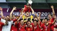 Kapten tim nasional Spanyol, Iker Casillas, mengangkat trofi Piala Eropa usai menaklukkan Italia 4-0, pada final Piala Eropa 2012, di Olympic Stadium, 1 Juli 2012. (UEFA)