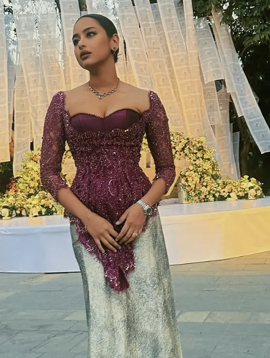 Penampilan gaya berkebaya Amanda Khairunnisa selalu menjanjikan. Pesonanya tak pernah gagal mencuri kekaguman. [Foto: Instagram/ Akhairunnisa]