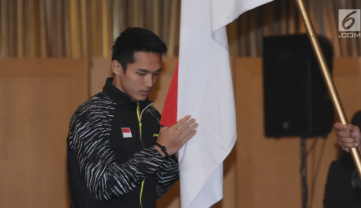 Pebulutangkis putera Indonesia untuk Thomas Cup 2018, Jonatan Christie melakukan prosesi cium bendera saat upacara pelepasan di Jakarta, Selasa (8/5). Turnamen Piala Thomas dan Uber 2018 berlangsung di Bangkok, 20-27 Mei. (Liputan6.com/Helmi Fithriansyah)