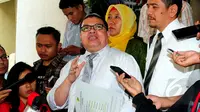 Razman Arif Nasution, menjawab pertanyaan wartawan di Bareskrim Mabes Polri, Jakarta, Rabu (11/3/2015). Kedatangan Razman Arif Nasution untuk melaporkan Gubernur DKI Jakarta Basuki Tjahaja Purnama atas pencemaran nama baik. (Liputan6.com/Yoppy Renato)