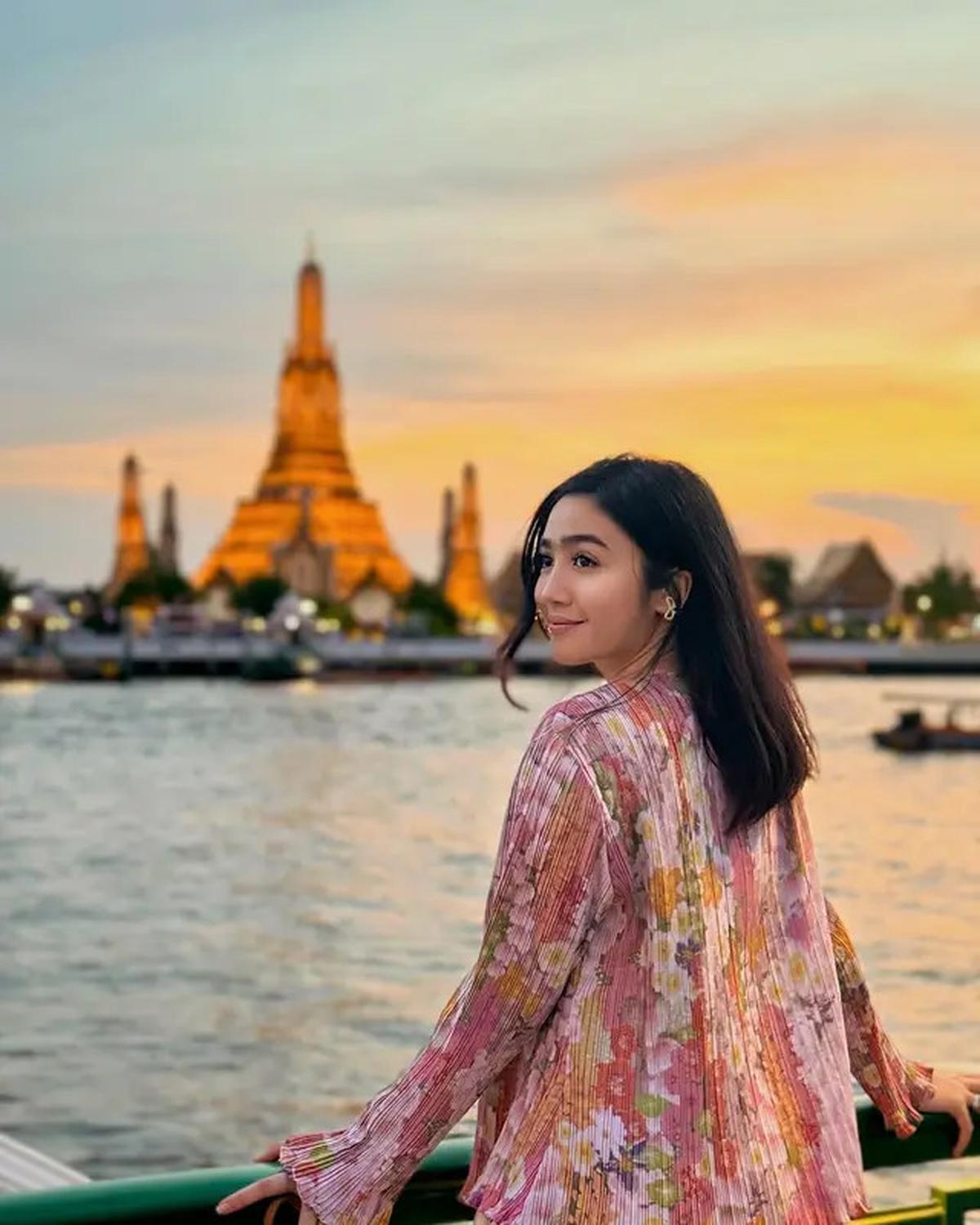 7 Potret Febby Rastanty ke Thailand, Jadi Anak Senja di Kuil Wat Arun