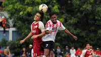 Gelandang Persija, Ramdani Lestaluhu (kanan) berebut bola dengan pemain Barito Putera, Paolo Sitanggang saat laga uji coba di Stadion Bea Cukai, Jakarta, Selasa (5/4/2016). Laga berlangsung ketat dan berakhir imbang 2-2. (Liputan6.com/Helmi Fithriansyah)