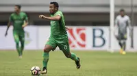 Gelandang Bhayangkara FC, Firman Utina, menggiring bola saat melawan Borneo FC pada laga Liga 1 Indonesia di Stadion Patriot, Bekasi, Rabu (20/9/2017). Bhayangkara menang 2-1 atas Borneo. (Bola.com/Vitalis Yogi Trisna)