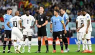 Wasit asal Jerman, Daniel Siebert (kiri), mengamati jalannya pertandingan Grup H Piala Dunia Qatar 2022 antara Ghana dan Uruguay di Stadion Al-Janoub di Al-Wakrah, selatan Doha, pada 2 Desember 2022. (Alfredo ESTRELLA/AFP)