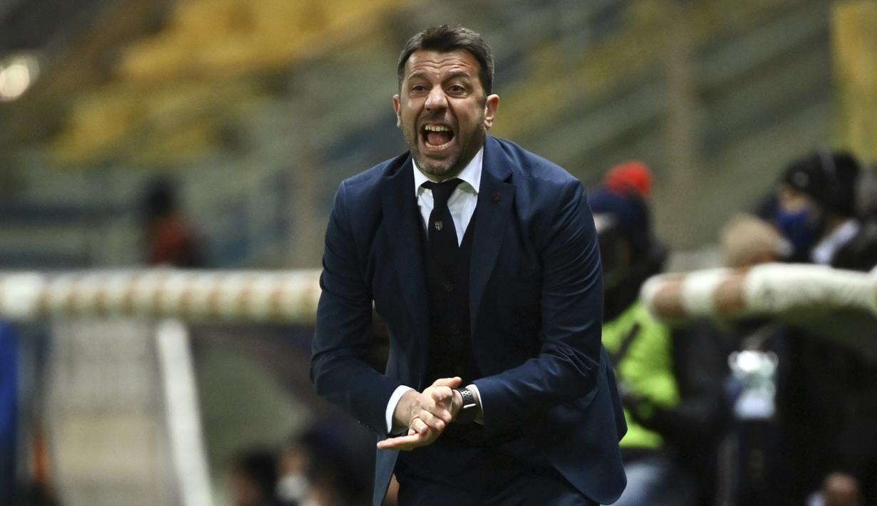 Manajer tim Parma, Roberto D'Aversa berteriak memberi insruksi kepada pemainnya saat menghadapi Genoa dalam laga lanjutan Liga Italia 2020/2021 pekan ke-28 di Ennio Tardini Stadium, Parma, Jumat (19/3/2021). Parma kalah 1-2 dari Genoa. (LaPresse via AP/Massimo Paolone)