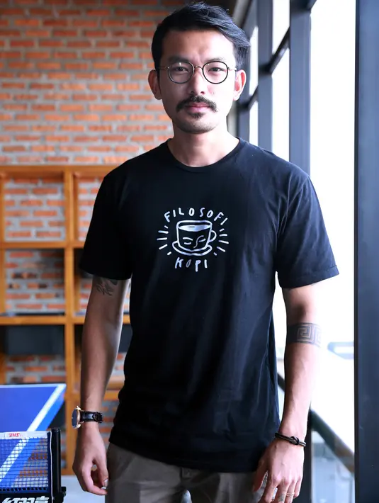 Dengan mengandalkan internet, aktor tampan ini mengaku ia dapat belajar cara mengembangkan bisnis kopinya. (Wimbarsana/Bintang.com)