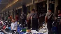 Ratusan personil Polres Metro Jakarta Barat dan Brimob Polda Metro Jaya bersenjata lengkap berjaga-jaga disejumlah sudut pusat perbelanjaan.