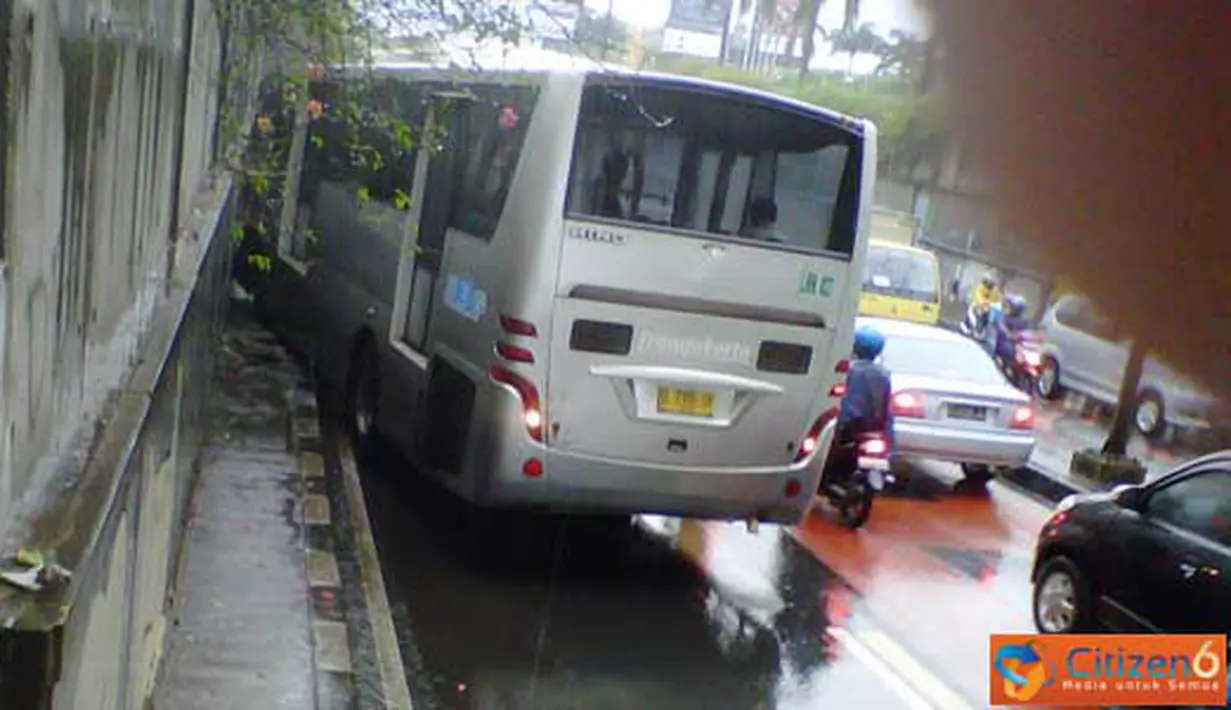 Citizen6, Jakarta: Bus Transjakarta menabrak tembok underpass di Pondok Indah ketika menghindari tabrakan motor, Kamis (5/5). (Pengirim: Galas) 