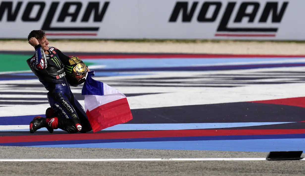 Rider Monster Energy Yamaha, Fabio Quartararo membuat sejarah dengan menjadi pembalap Prancis pertama yang merasakan titel juara dunia MotoGP. (AP Photo/Antonio Calanni)
