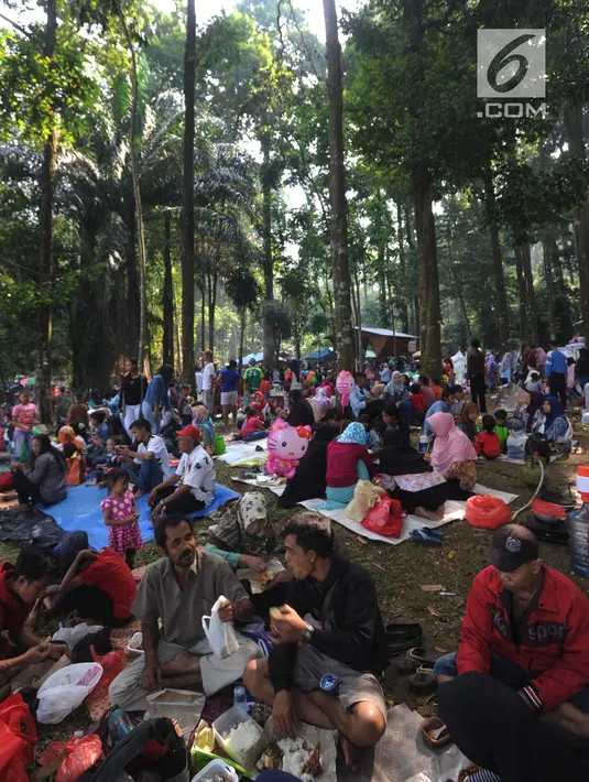 Warga berkumpul memadati hutan penelitian CIFOR (Center for International Forestry Research) saat tradisi Cucurak, di Kota Bogor, Minggu (13/5). Tradisi Cucurak digelar untuk mengungkapkan kebahagiaannya menyambut bulan Ramadan. (Merdeka.com/Arie Basuki)