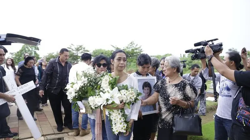 7 Momen Hari Pemakaman Zefania Carina, Karen Idol Sempat Pingsan