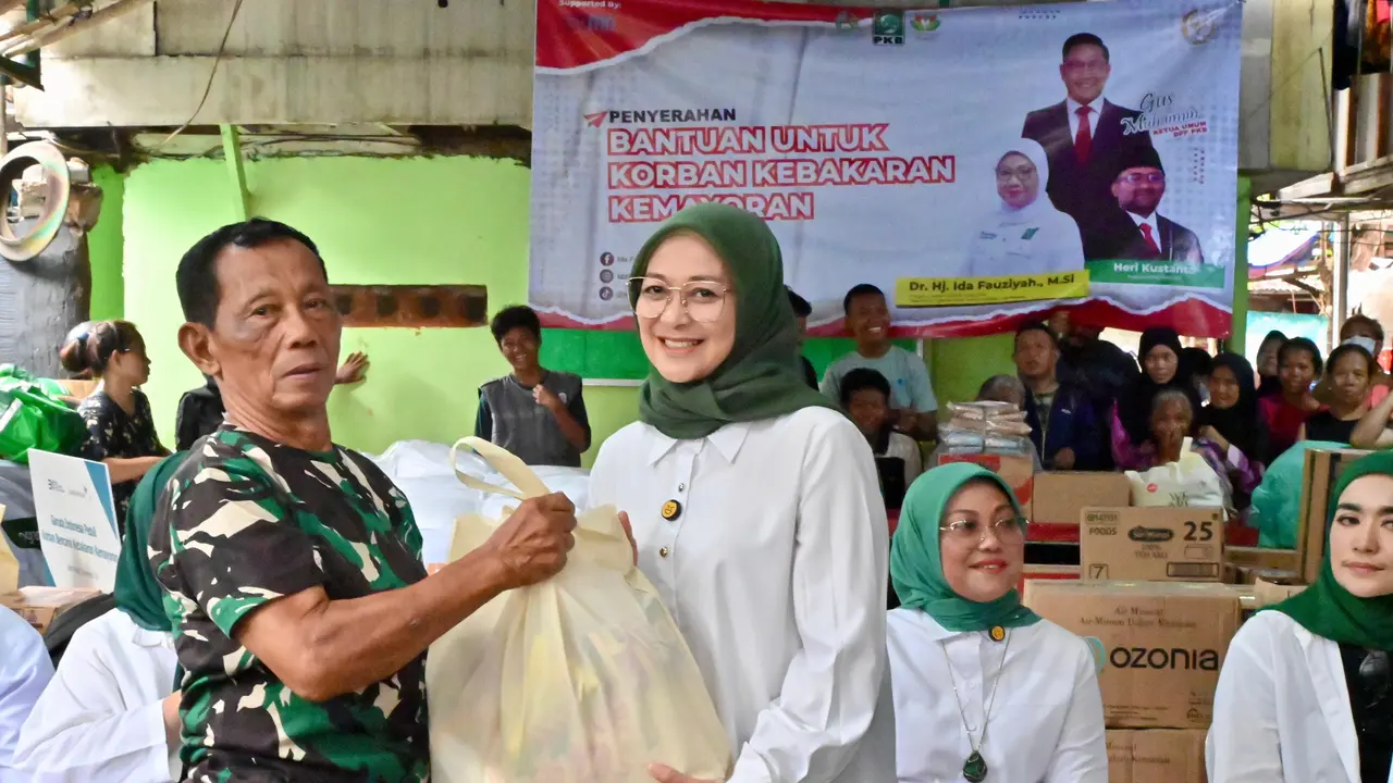 Pembina DPP Perempuan Bangsa Rustini Muhaimin Iskandar menyapa sekaligus menyalurkan kepada bantuan korban kebakaran di permukiman padat penduduk di Jalan Kebon Kosong, Kemayoran, Jakarta Pusat, Selasa (24/12/2024) (Istimewa)