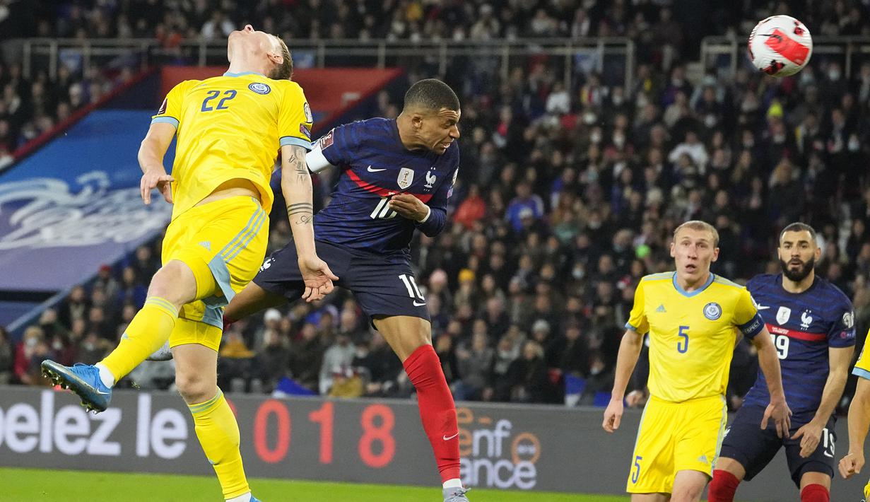 Kylian Mbappe berhasil mencetak hat-trick hingga membawa Prancis unggul 3-0 pada menit ke-32. Sundulannya usai menerima umpan Kingsley Coman di dalam kotak penati tak mamapu dijangkau kiper Kazakhstan Stas Pokatilov. Skor 3-0 bertahan hingga babak pertama usai. (AP/Michel Euler)