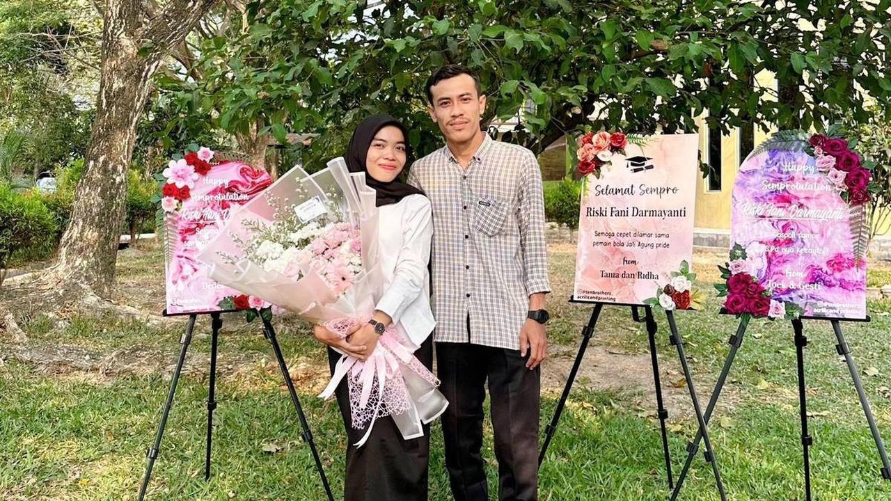Bagikan Foto Sidang Didampingi Kekasih hingga Lamaran, Pria yang Bagikan Perjalanan Cintanya Ini Curi Perhatian