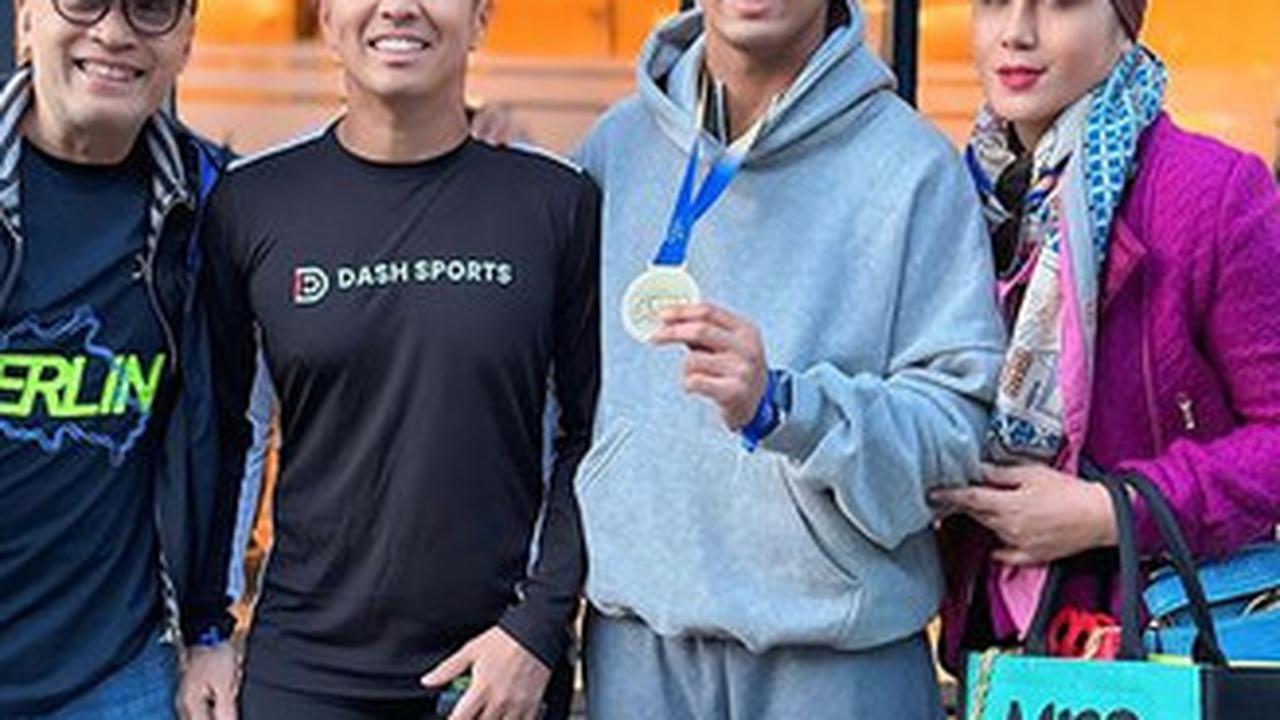 Gaya Serba Branded, Potret Marini Zumarnis Duduk Ngemper & Kaki Pakai Koyo Tunggu Daffa Ikut Berlin Marathon
