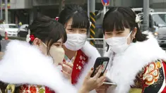 Para wanita berbaju kimono yang baru menginjak usia 20 tahun berfoto untuk merayakan Coming of Age Day di Yokohama, Jepang, Senin (10/1/2022). Coming of Age Day diadakan setiap tahun pada Senin kedua bulan Januari untuk merayakan remaja Jepang menjadi dewasa. (AP Photo/Koji Sasahara)