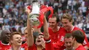 Steven Gerrard mengangkat trofi Piala FA setelah mengalahkan West Ham 3-1 melalui adu penalti. 13 Mei 2006. (AFP PHOTO/TOBY MELVILLE/POOL)