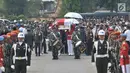 Anggota Paspampres mengusung peti jenazah almarhum Presiden ke-3 RI BJ Habibie menuju liang lahat saat tiba di Taman Makam Pahlawan (TMP) Kalibata, Jakarta, Kamis (12/9/2019). BJ Habibie meninggal pada Rabu (11/9/2019) pukul 18.05 WIB setelah menjalani perawatan di RSPAD. (merdeka.com/Iqbal Nugroho)