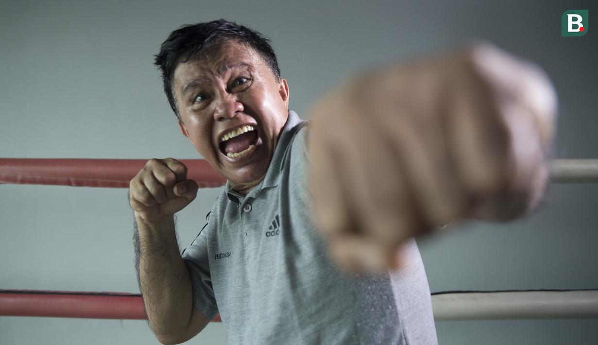 Legenda tinju Indonesia, Ellyas Pical, berpose saat sesi pemotretan di Kawasan Bintaro, Jumat (13/7/2018). Ellyas Pical adalah petinju Indonesia pertama yang berhasil menjadi juara dunia. (Bola.com/M Iqbal Ichsan)