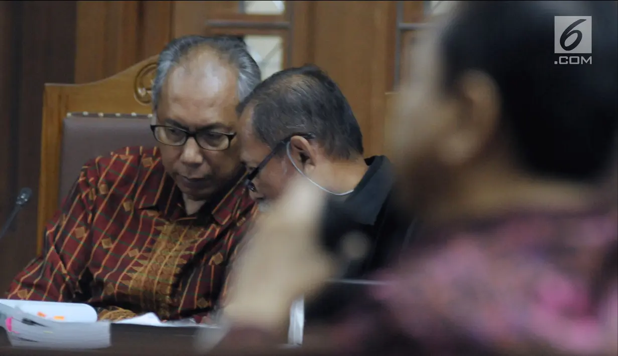 Terdakwa merintangi penyidikan korupsiE-KTP, Bimanesh Sutarjo (kiri) berbincang dengan penasehat hukumnya usai menyimak keterangan Setya Novantopada sidang lanjutan di Pengadilan Tipikor, Jakarta, Jumat (27/4). (Liputan6.com/Helmi Fithriansyah)