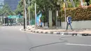 Pejalan kaki melintasi kabel listrik yang menjuntai di Jalan Haji Agus Salim, Jakarta, Minggu (9/9). Instalasi kabel yang menjuntai ke jalan akibat tersangkut truk itu dapat membahayakan warga dan pengendara yang melintas (Merdeka.com/ Iqbal S. Nugroho)