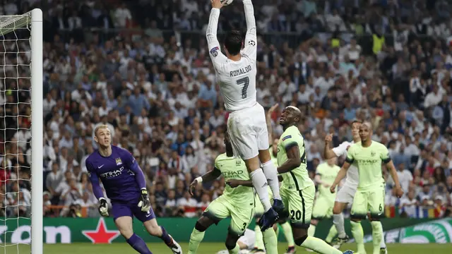 Pemain Real Madrid, Cristiano Ronaldo terperangkap off side di depan gawang Manchester City