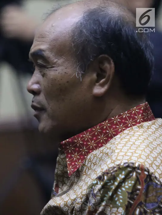 Mantan Direktur Utama PT Asuransi Jasa Indonesia, Budi Tjahjono bersiap menjalani sidang pembacaan putusan di Pengadilan Tipikor, Jakarta, Rabu (10/4). Hakim menjatuhkan hukuman pidana kepada Budi Tjahjono 7 tahun penjara dan denda Rp 300 juta. (Liputan6.com/Helmi Fithriansyah)