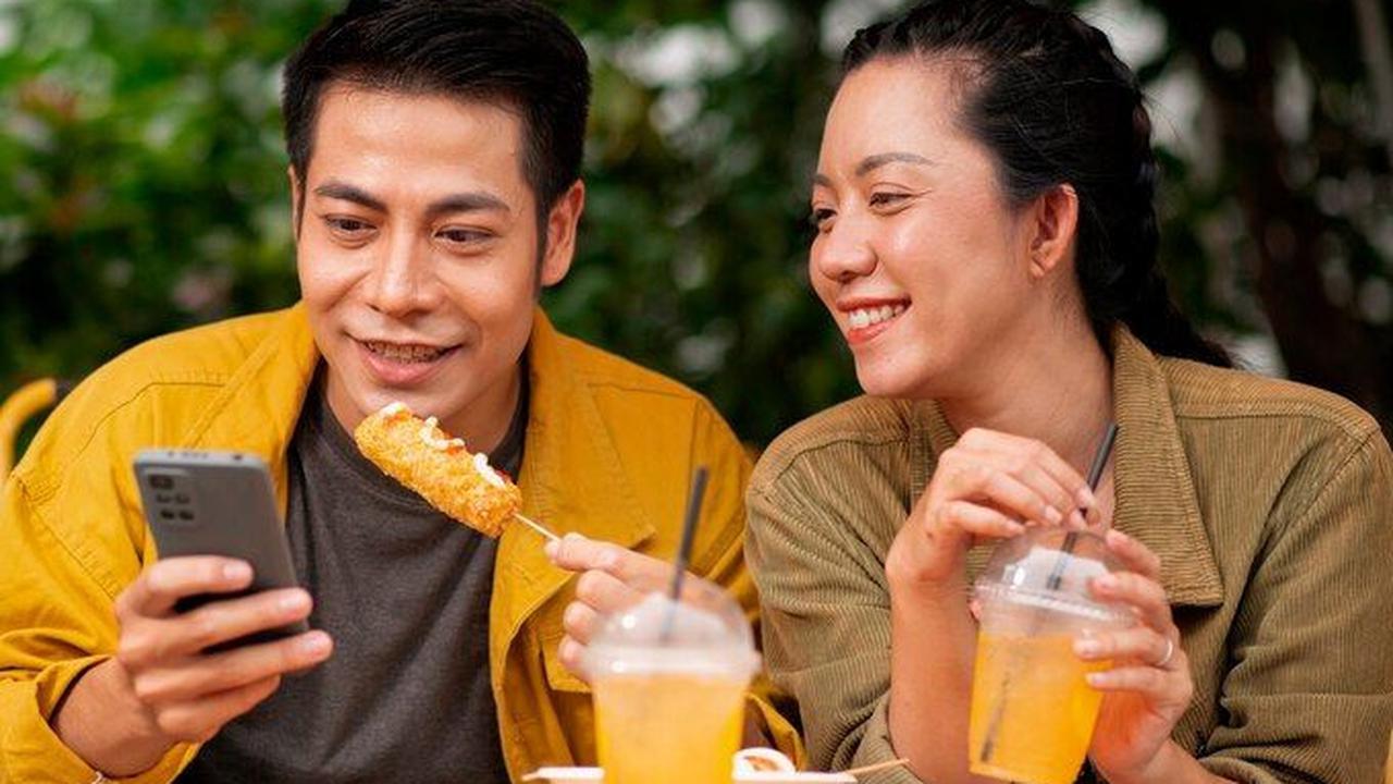 6. Tanyakan pendapat lawan bicara tentang topik yang dibicarakan: Hal ini untuk melihat pandangan lain dari topik tersebut.