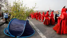 Aktivis lingkungan saat melakukan blokade Jembatan Waterloo, London, Inggris (17/4). Aksi blokade ini untuk mendorong pemerintah berbuat lebih dalam mengatasi perubahan iklim yang terjadi. (AFP Photo/Tolga Akmen)