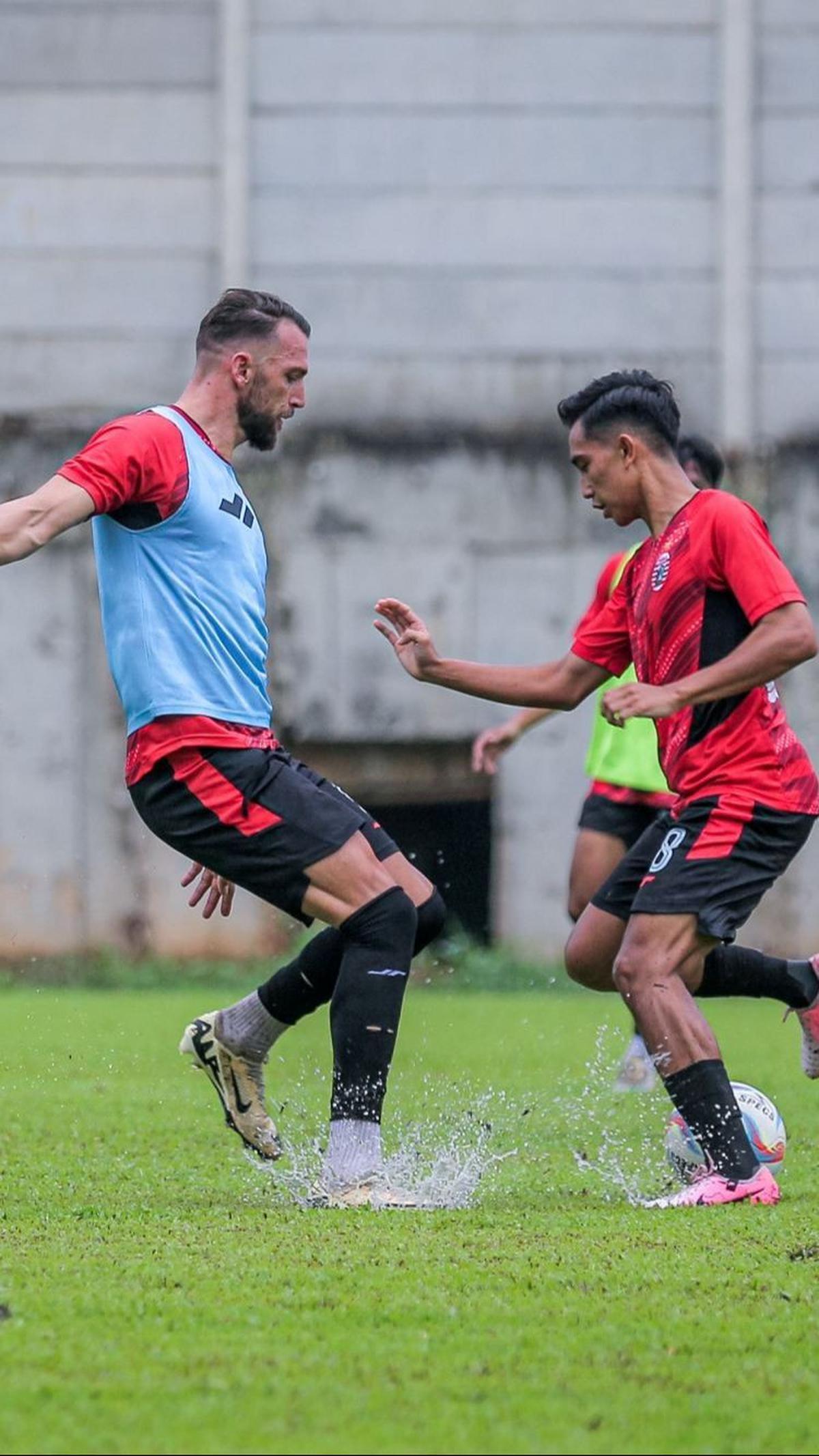 Latihan tersebut tidak hanya dihadiri oleh pemain lokal, tetapi juga beberapa pemain asing andalan Persija Jakarta. Di antara mereka yang terlihat bersemangat mengikuti sesi latihan adalah Marco Simic, Ondrej Kudela, dan Maciej Gajos. Foto: Bola.com / Ba