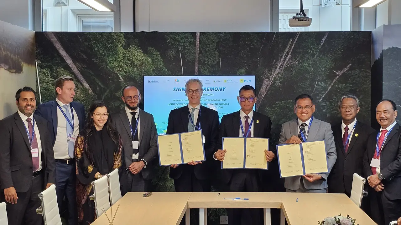 PT Pupuk Indonesia (Persero) bersama PT PLN (Persero) dan ACWA Power menandatangani Joint Development Agreement (JDA) untuk pengembangan ekosistem green hydrogen dan green ammonia di kawasan industri Petrokimia Gresik