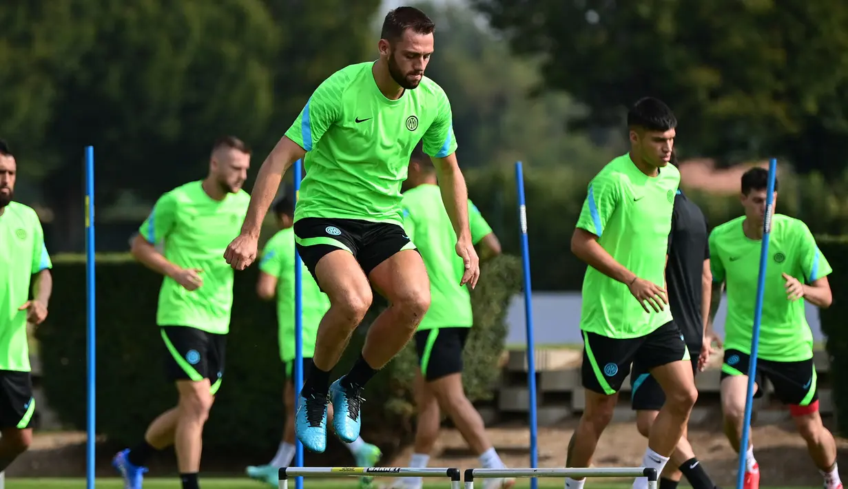 Bek Inter Milan, Stefan de Vrij (tengah) terlihat selama sesi latihan di Appiano Gentile menjelang matchday perdana Grup D Liga Champions UEFA 2021/2022, di Italia, Selasa (14/9/2021). Inter Milan akan menjamu Real Madrid di San Siro, Kamis (16/9) dini hari. (Miguel MEDINA/AFP)