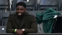 Micah Richards. Eks bek kanan Manchester City ini kini bekerja sebagai komentator dan pundit di jaringan televisi Sky Sports dan BBC Sport tak lama setelah memutuskan pensiun bersama Aston Villa pada Juli 2019. Di samping tampil di studio, ia juga kerap menyiarkan langsung dan memberikan sejumlah pertanyaan dari lapangan saat sebelum maupun sesudah pertandingan. (AFP/Pool/Shaun Botterill)