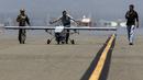 Drone Tigershark buatan Navmar Applied Sciences Corp usai mendarat di landasan pacu pada uji coba demonstrasi 'Black Dart' di Naval Base Ventura County Sea Range, California, Jumat (31/7/2015). (REUTERS/Patrick T. Fallon)