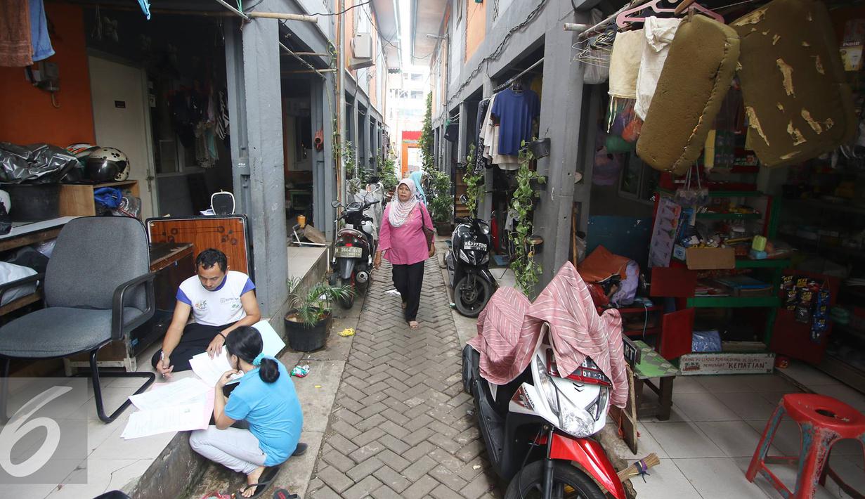 Suasana di Kampung Deret Petogogan, Jakarta Selatan, Selasa (12/7). Wagub DKI Jakarta Djarot Saiful Hidayat akan memprioritaskan pembangunan rusun dan program kampung deret pada tahun 2017 mendatang. (Liputan6.com/Immanuel Antonius)
