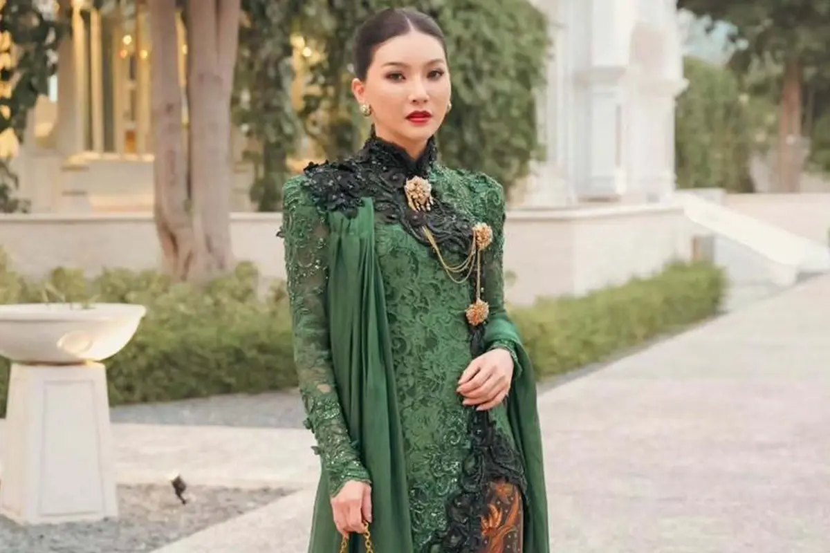 6 Detail Kebaya Sarwendah di Pura Mangkunegaran, Serasi dengan Giorgio Antonio