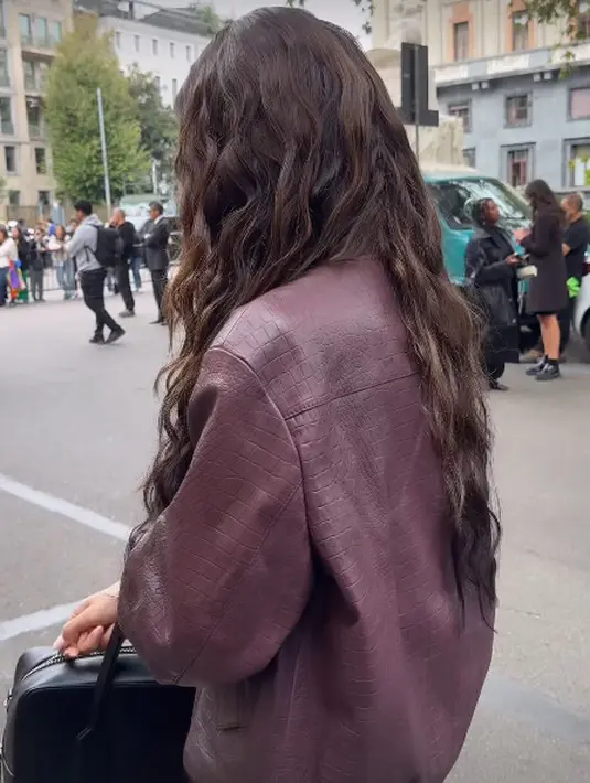 Rambut panjang Alyssa yang biasanya tergerai kini berubah menjadi keriting mermaid yang menawan. [@alyssadaguise]