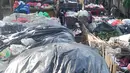 Dalam satu hari ada 50 truk yang mengantre di TPA Cipayung. (merdeka.com/Arie Basuki)