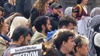 Setelah Turunkan Bendera Israel, Warga Muslim dan Non Muslim Sheffield Kembali Lakukan Demo di Balai Kota (doc: Dian Mayasari, Teaching Associate, Sheffield University Management School)