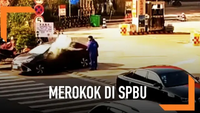 Petugas bertindak tegas terhadap seorang pria yang nekat merokok di area SPBU di China. Ia menyemprotkan alat pemadam kebakaran ke arah pria tersebut.