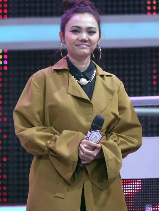 Setelah setahun mengenakan hijab, Rina Nose akhirnya muncul dengan tampilan baru. Ia memutuskan kembali tidak mengenakan hijab. Tentu banyak menuai pro dan kontra. Begitu juga di dunia maya. (Nurwahyunan/Bintang.com)