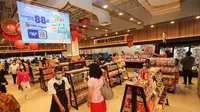 Pelanggan memilih belanjaan pada pembukaan Ranch Market di Living World Alam Sutera, Tangerang (11/02/2023). (Liputan6.com)