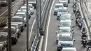 Suasana lalu lintas di Tol Dalam Kota dan Jalan Gatot Subroto, Jakarta, yang macet pada Selasa (19/5/2020). Meski masa pembatasan sosial berskala besar (PSBB) masih berlangsung, kemacetan lalu lintas masih terjadi di Ibu Kota. (Liputan6.com/Faizal Fanani)