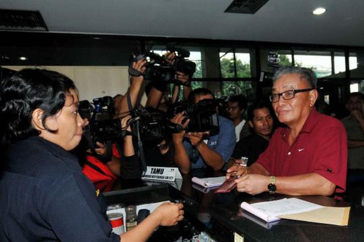 Ibunda dari almarhum Adjie Massaid mengisi daftar tamu saat menjenguk  