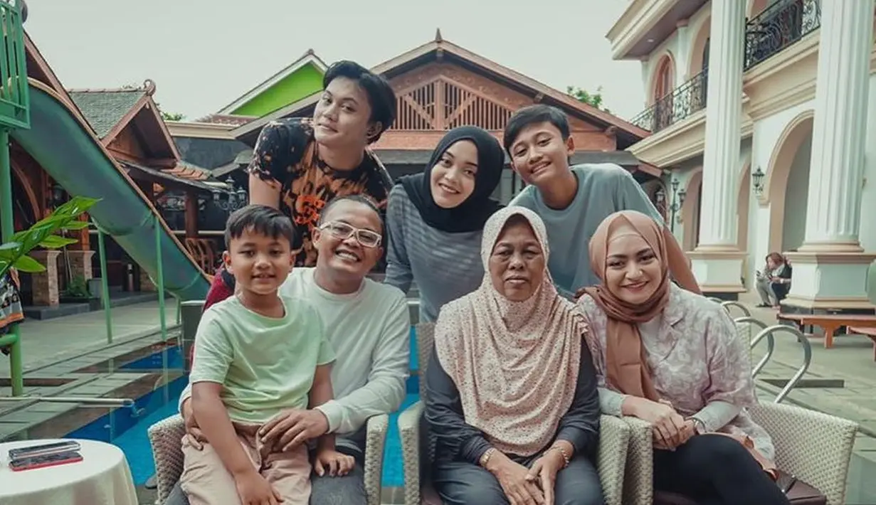 "Iya, aku yang nggak tidur, jadi ngeliatin dia terus. Karena aku pengin membuktikan bahwa kata orangtua, kecantikan wanita yang aslinya itu ketika dia tidur. Dan dia itu sangat luar biasa sekali," jelas pria bernama asli Entis Sutisna itu. (Instagram/ferdinand_sule)